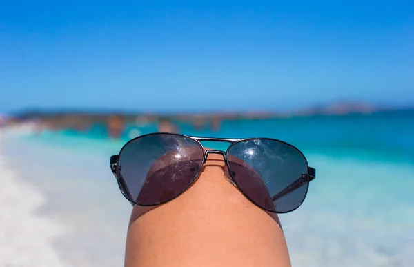 Primer plano de gafas de sol en la playa tropical — Foto de Stock