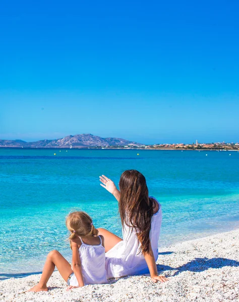 Genç mutlu anne ve sevimli kızı eğleniyor egzotik kumsalda güneşli günde — Stok fotoğraf