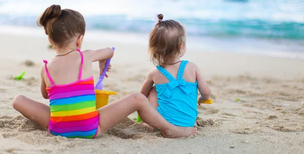 Gadis kecil yang manis bermain dengan mainan pantai selama liburan musim panas — Stok Foto