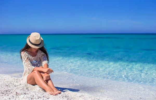 Feliz joven mujer durante las vacaciones tropicales de playa —  Fotos de Stock