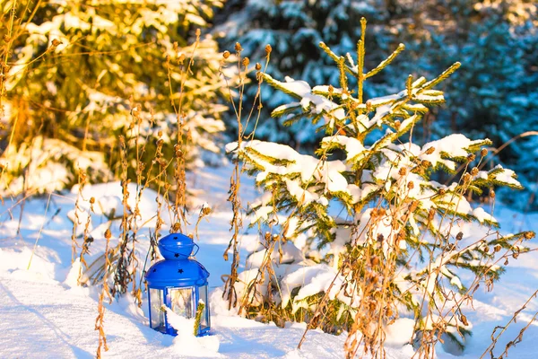 Blauwe lantaarn met een kaars op witte sneeuw buiten — Stockfoto