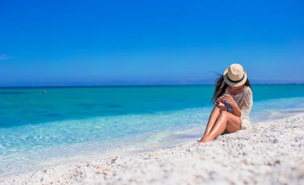 Ragazza felice durante la vacanza tropicale spiaggia — Foto Stock