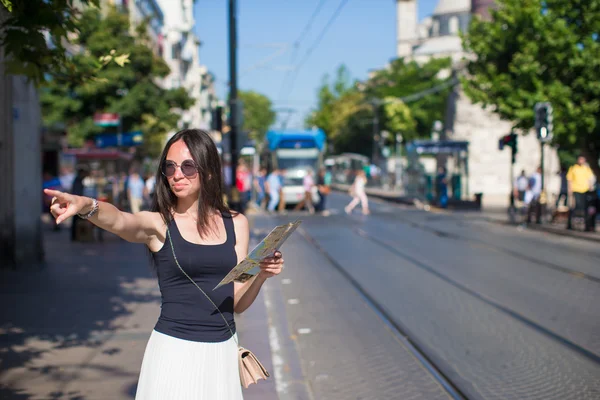 Young beautiful traveling woman with map in the city — Stock Photo, Image