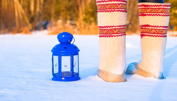 Close-up van prachtige vintage blauwe Kerst lantaarn in de sneeuw — Stockfoto