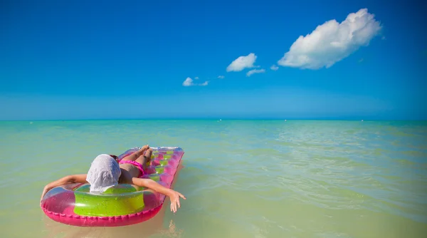 Bambina divertirsi sulla spiaggia tropicale con acqua turchese oceano — Foto Stock