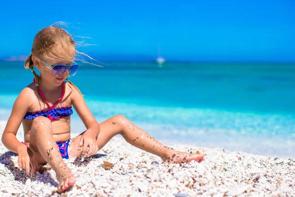 Bedårande liten flicka ha roligt under strandsemester — Stockfoto