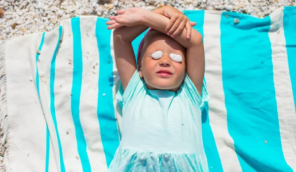 Adorable petite fille s'amuser pendant les vacances à la plage — Photo