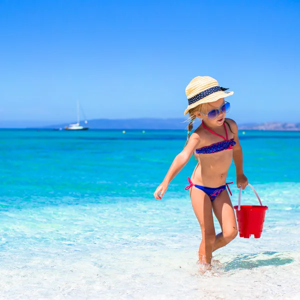 Sevimli küçük kız sırasında tatil tropikal plaj oyuncakları ile oynarken