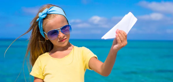 Niña con avión de papel divertirse en la playa de arena blanca —  Fotos de Stock