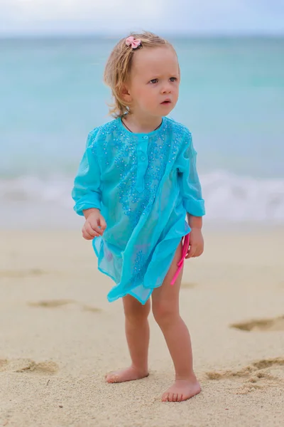 Liten söt flicka på tropisk strand med turkost havsvatten — Stockfoto