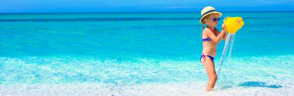 Little girl having fun on tropical beach with turquoise ocean water — Stock Photo, Image