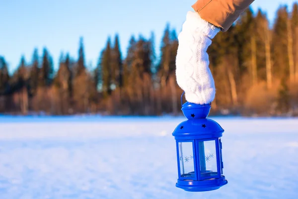 Close-up van prachtige vintage blauwe Kerst lantaarn in de sneeuw — Stockfoto