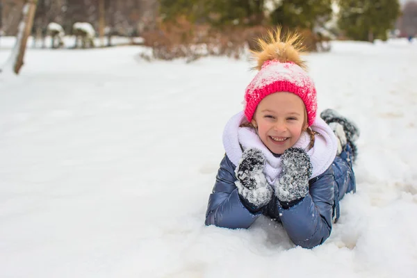 Adorable little girl outdoor in the park on winter day — Stock Photo, Image