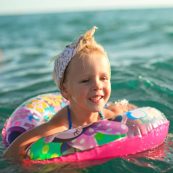 Petite fille s'amusant sur la plage tropicale avec de l'eau de mer turquoise — Photo