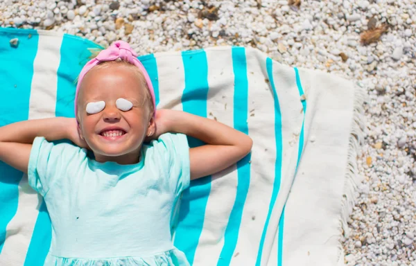 Adorable petite fille s'amuser sur la serviette à la plage blanche — Photo