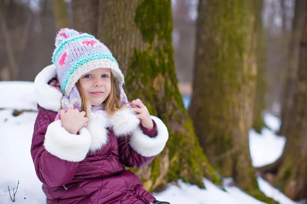 Porträt eines kleinen glücklichen Mädchens im Schnee sonnigen Wintertag — Stockfoto