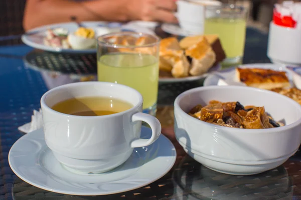 Delicious breakfast with flakes,dried fruit and cup of hot coffee — Stock Photo, Image