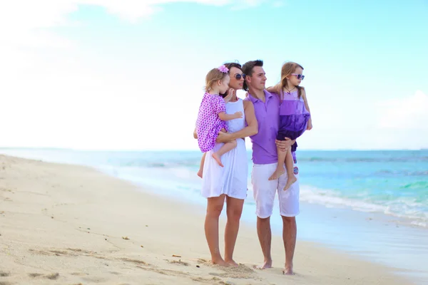 Familia feliz con dos niños durante las vacaciones en la playa tropical — Foto de Stock