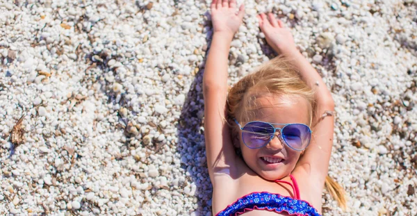 Little girl having fun on tropical beach with white sand and turquoise ocean water — Stock Photo, Image