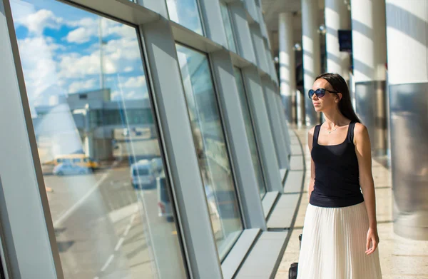 Joven hermosa mujer en el aeropuerto mientras espera el vuelo — Foto de Stock