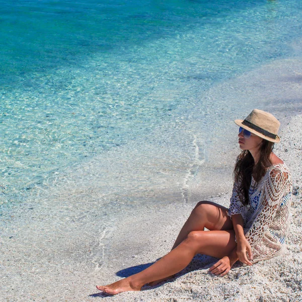 Happy woman enjoying beach tropical vacation — Stock Photo, Image