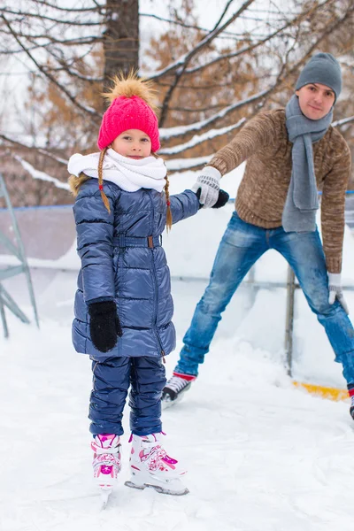 Famiglia felice sulla pista di pattinaggio all'aperto — Foto Stock