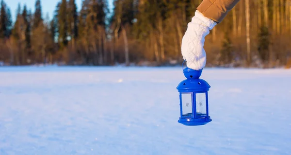 Nahaufnahme der schönen blauen Vintage-Weihnachtslaterne im Schnee — Stockfoto