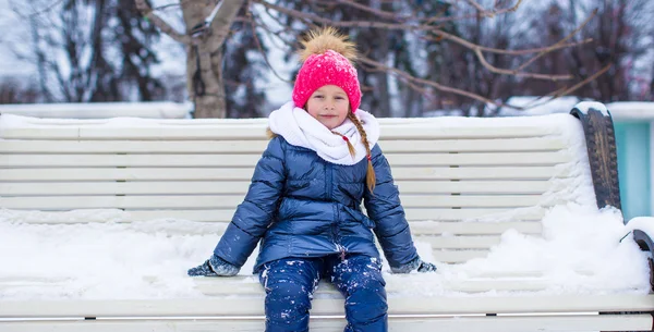 Bedårande liten flicka utomhus i parken vinterdag — Stockfoto