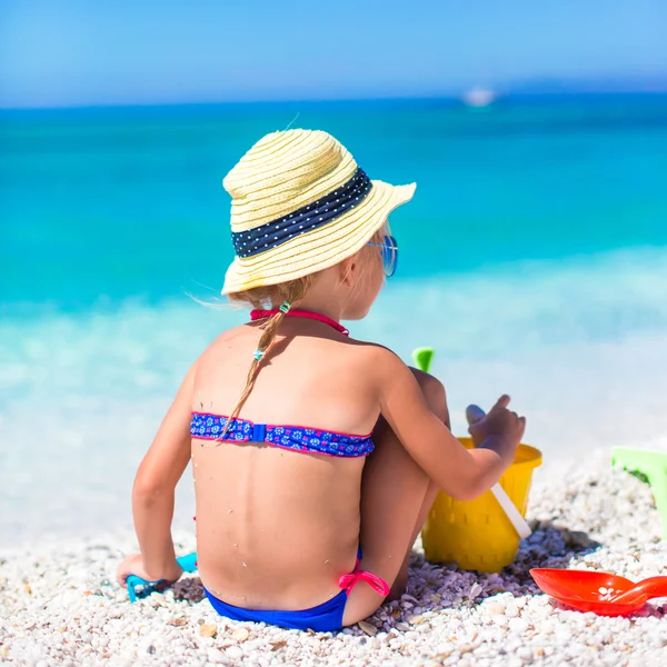 Rozkošný dívka si hraje s hračkami, beach během tropické dovolené — Stock fotografie