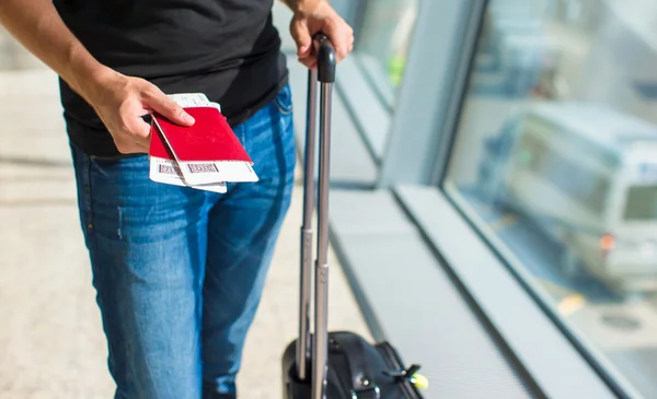 Passaporti di primo piano e carta d'imbarco in aeroporto al coperto — Foto Stock