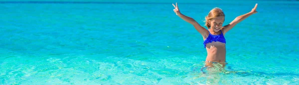 Petite fille s'amusant sur la plage tropicale avec du sable blanc et de l'eau de mer turquoise — Photo