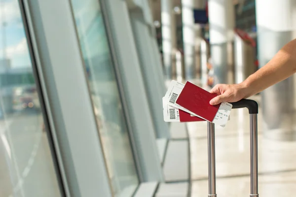 Passaportes de aproximação e cartão de embarque no interior do aeroporto — Fotografia de Stock