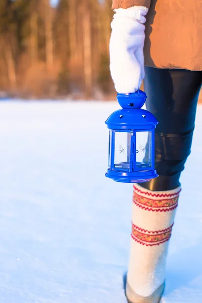 Närbild av vackra vintage blå jul lykta i snön — Stockfoto