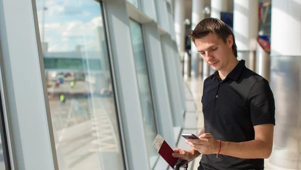 Joven hablando por teléfono dentro del aeropuerto — Foto de Stock