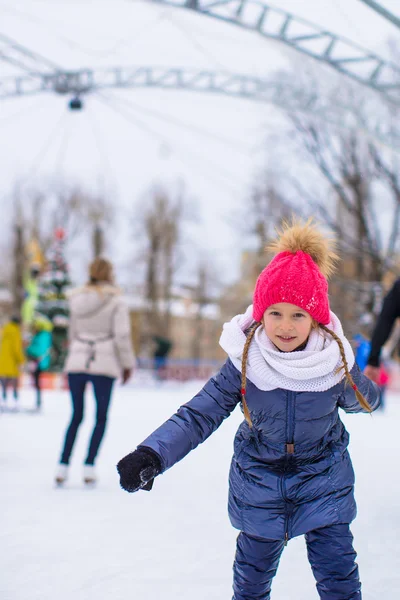 Чарівна маленька дівчинка катається на ковзанах на льоду — стокове фото
