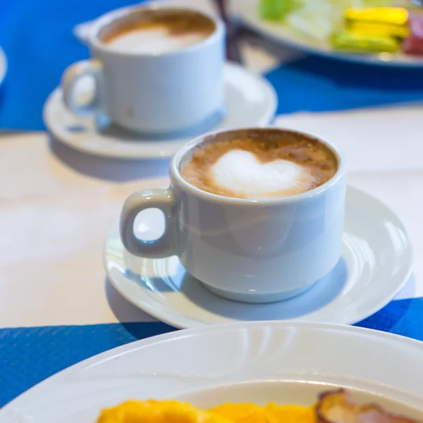 Delicioso y sabroso capuchino para el desayuno en un café —  Fotos de Stock