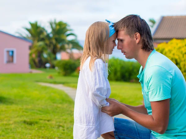 Glücklicher junger Vater und seine entzückende kleine Tochter draußen — Stockfoto