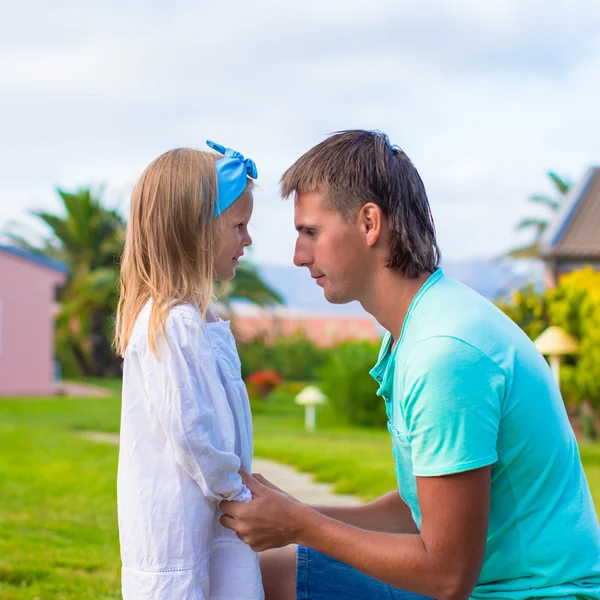 Gelukkig jonge vader en zijn schattige kleine dochter buitenshuis — Stockfoto