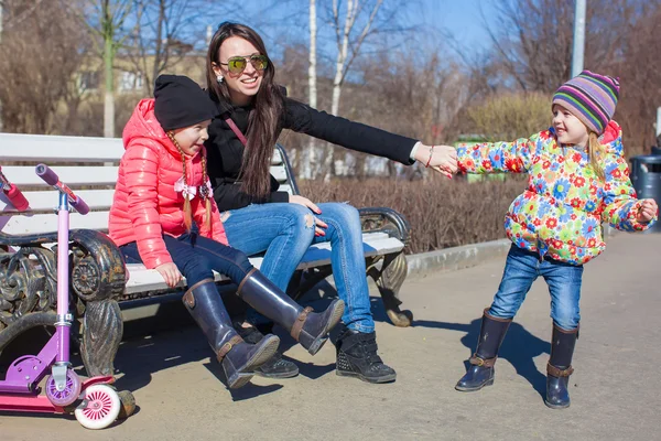 Las niñas lindas y la madre joven se divierten al aire libre —  Fotos de Stock