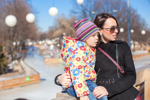 Liten flicka och mamma gå på solig dag utomhus — Stockfoto