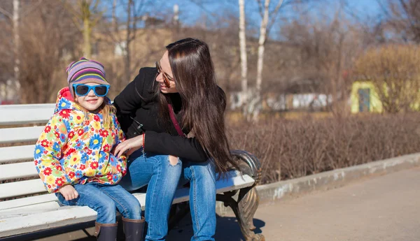 Piccola ragazza carina con sua madre che cammina nella giornata di sole all'aperto — Foto Stock