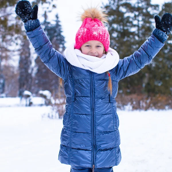 Ritratto di bambina felice nella neve soleggiata giornata invernale — Foto Stock