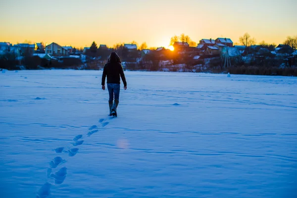 Man walking on deep snowy field — Stock Photo, Image