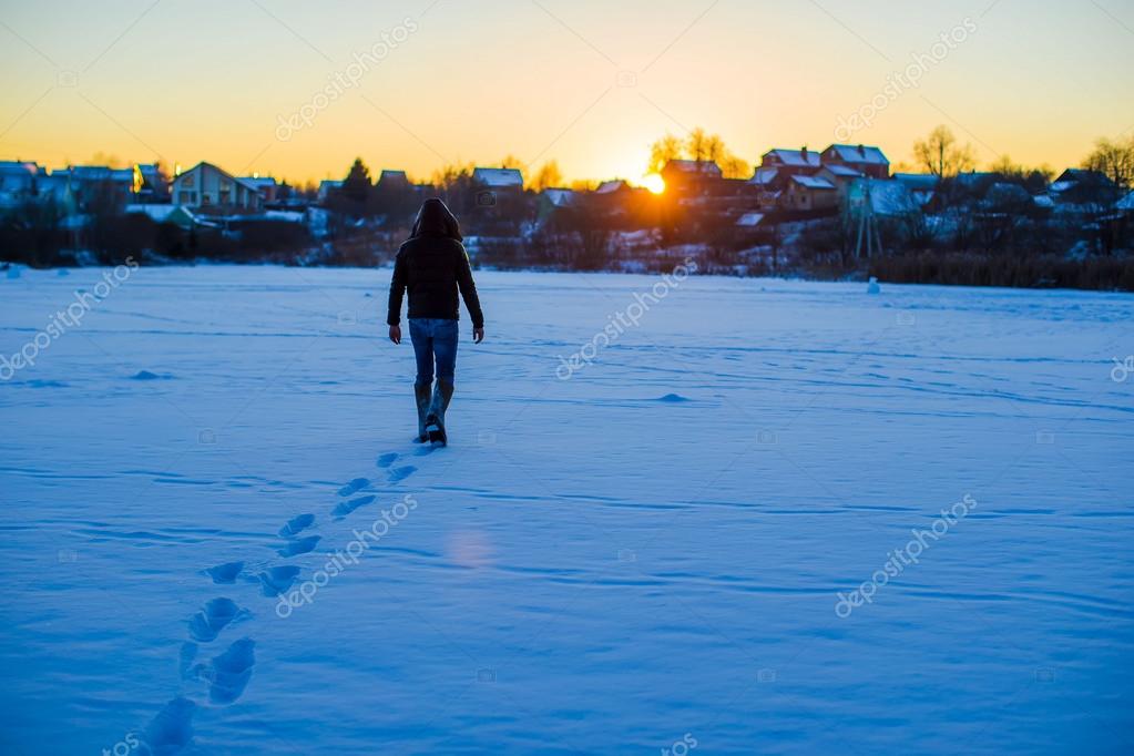 мужчина со спины зимой. путник зимой. одинокая зима. снег метель. зима одинокий парень.