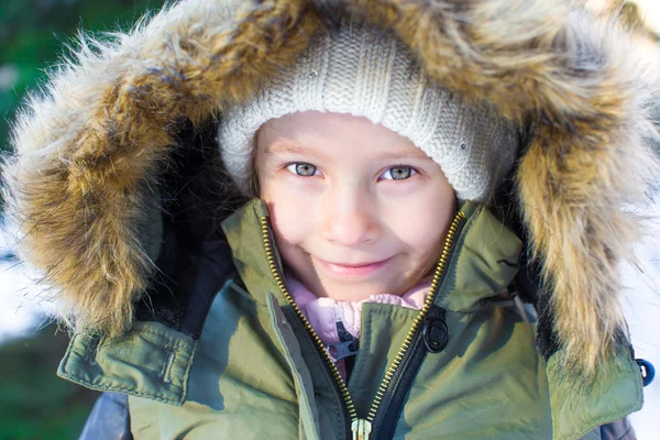 Portrait de petite fille heureuse dans la neige ensoleillée journée d'hiver — Photo