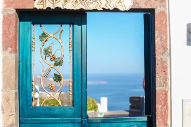 Merdiven ile tipik mavi kapı. Santorini Island, Yunanistan