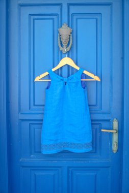 Yunan evde mavi kapı mavi elbise
