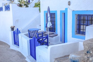Merdiven ile tipik mavi kapı. Santorini Island, Yunanistan