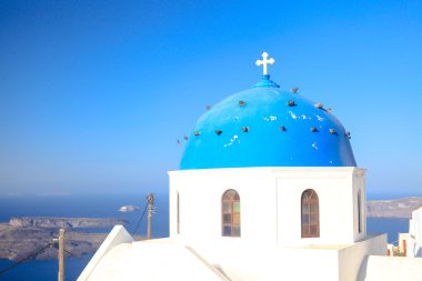 Mavi famouse kubbe kilisede Firostefani Santorini Adası