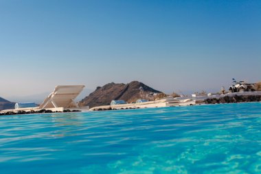 Santorini, Yunanistan Uçurumdaki Yüzme Havuzu kenarında